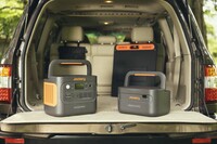 いまどきのキャンプの三種の神器たる、Jackeryの3製品。写真左が「Jackery ポータブル電源 1000 Plus」で右手前が「Jackery バッテリーパック 1000 Plus」。奥に見えるのがソーラーパネルの「Jackery SolarSaga 100」。セットで荷室に常備しておきたくなる。