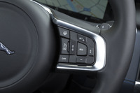 アダプティブクルーズコントロールは、モデルにより標準装備またはオプションとして用意される。写真は、ステアリングホイールの右側スポーク部に配される操作スイッチ。