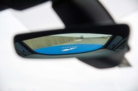 2018年モデルから採用されたフレームレスタイプのルームミラー。可変スポイラーを起こした状態での後方視界はご覧の通り。