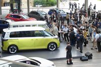 実際に売れるかはともかく、「ID. Buzz」の注目度は日本でも抜群。東京・六本木ヒルズで開催された発表会には、多くの報道関係者が詰めかけた。