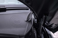 ドアにウーファーは設置されず、かわりにフロントウィンドウ下（ボンネット内）に「エアウーファーテクノロジー」とボルボが呼ぶスピーカーシステムを搭載する。