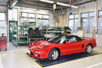 初代「ホンダNSX」が鎮座するのは栃木県・高根沢のリフレッシュセンター。同地での取材のほか、マツダの「NAロードスター・レストアプロジェクト」の旗振り役である山本修弘氏（NDロードスター前主査）にもインタビューした。（photo：小河原認）