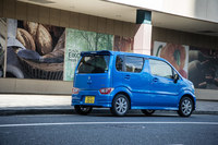 専用デザインのフロントマスクに加え、専用形状のバンパーやサイドアンダースポイラー、ルーフエンドスポイラーなども「ハイブリッドFZ」の特徴となっている。