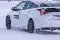 コンパウンドにはシリカを配合してウエット性能を向上させ、さらに末端変性ポリマーの配合によって外気温に関わらずゴムのしなやかさをキープ。雪上でのハンドリングは、スタッドレスタイヤに近いフィーリングを確認できた。