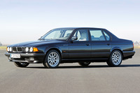 1986年から1994年にかけて生産されたE32型「BMW 7シリーズ」。1991年に、乗用車として初めてディスチャージヘッドライトが採用された。
