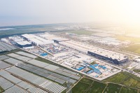 中国・上海市に広がるテスラのギガファクトリーは、年間約50万台の生産が可能。その存在が、日本における「モデル3」の価格引き下げにつながった。