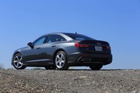 ドアやボンネット、フロントフェンダー、トランクリッドなどにアルミニウムを採用。オプションを装着した試乗車の車両重量は1900kgとなっている。