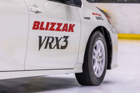 パイロンで仕切られた直径9mのサークルに沿って旋回テストを実施。タイヤのグリップ力やステアリングへの手応え、接地感などと合わせて、オーバースピード時の挙動やアクセルオフでのグリップ力の回復などを総合的にチェックした。