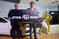 左からウォルト・ディズニー・ジャパン ゼネラルマネージャーのジャスティン・スカルポーネ氏、メルセデス・ベンツ日本の上野金太郎社長、R2-D2,C-3PO。