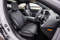 「レザーエクスクルーシブパッケージ」を選択すると、キルティングとパーフォレーションを施したナッパレザーシートが装備される。シートにはヒーターとベンチレーター機能が組み込まれている。