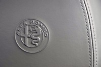 シートのヘッドレスト部には、エンブレム型のエンボス加工が施されている。