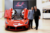 ラポ・エルカン氏（写真左）。マラネッロを訪問した英国のシンガー・ソングライター、ジョン・ニューマンと。2015年9月に撮影。