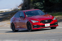 タイヤ幅の拡大に合わせて足まわりのセッティングも最適化。リアスタビのバネ定数を44％、フロントサスのバネ定数を4％高めている。