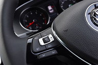 左側のステアリングスポークには、アダプティブクルーズコントロールのスイッチが備わる。