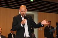 「エヴァイヤ」のデザインを手がけた、リードデザイナーのバーニー・ハット氏。