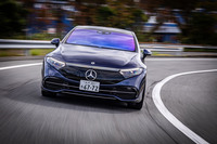 「EQS450＋」のサスペンションは、フロントが4リンク式、リアがマルチリンク式。連続可変ダンピングシステム「ADS＋」とエアサスペンションを組み合わせた「AIRMATIC」や、最大4.5度後輪が操舵される「リアアクスルステアリング」も標準で装備する。