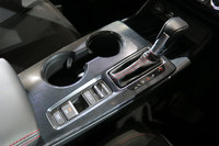 CVT車には、「ECON」「ノーマル」「スポーツ」の3つのモードを持つドライブモードセレクターも装備される。