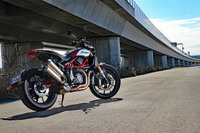 ダートトラックレースの競技車両をモチーフにしたワイルドなスタイルが目を引く「インディアンFTR 1200」。2018年10月のケルンモーターサイクルショーで世界初公開された。