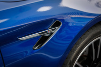 「Mモデル」専用のサイドギルと一体になったエアブリーザー。ホイールハウス内に流れる空気を整流することで、空気抵抗を減らす役割を果たしている。