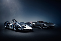 「マクラーレン・エルヴァM1A」（写真左）と「マクラーレン・エルヴァ」（同右）。