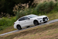 後輪で地面を蹴るFR車ならではの加速の仕方と、マルチシリンダーの大排気量エンジンならではの贅沢なエンジンフィールが「400R」の身上だ。