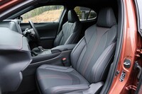 「UX300h“Fスポーツ”」（プロトタイプ）の車内。ダッシュパネルやリアホイールハウスなどには制振材を追加。静粛性の向上も図られた。