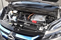 パワーユニットは、発電用1.2リッターエンジンと、駆動用モーターの組み合わせ。モーターは最高出力136ps、最大トルク320Nmを発生する。