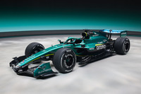 ブライトリングはアストンマーティンと手を取り合い、2026年、久々にF1の世界に復帰する。「ナビタイマーB01クロノグラフ43 ASTON MARTIN ARAMCO FORMULA ONE™ TEAM」は、そのコラボレーションの象徴といえる。写真は2026年シーズンを戦うアストンマーティンのF1マシン「AMR26」。