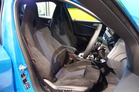 前席足元のスペースは、先代モデル比で42mm拡大。「M135i」では、クロストリゴン／アルカンターラのコンビネーションシートが採用されている。