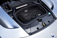 荷室はフロントにもあるものの、底は浅め。小ぶりなブリーフケースなどバッグ類を収納するのに適した形状といえる。