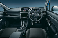 シルバーステッチ（通常はブルーステッチ）の本革巻きステアリングホイールやシフトブーツなどを採用。