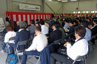 開所式に参加した、ヤナセの関係者と報道関係者。