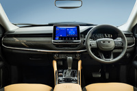 「コマンダー トラックエディション」のインストゥルメントパネル。助手席前のダッシュボードに「TRACK EDITION」ロゴ刺しゅうが入る。