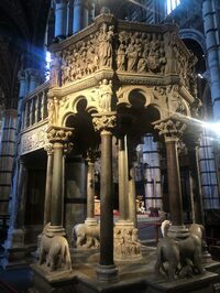 ニコラ・ピサーノ《シエナ大聖堂説教壇》 1265-1268年。ゴシックの華麗さを盛り込みながらも、古代建築の律義さが石柱から漂う。筆者撮影。
