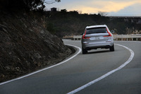 「XC60」には、「ロール・スタビリティ・コントロール」や「コーナー・トラクション・コントロール」といった、走行安定性を高める機能が備わる。
