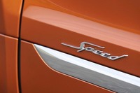 フロントドアの下方（写真）や室内側のサイドシルは、「Speed」のロゴでドレスアップされている。