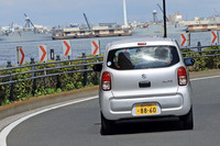 「アルト」の足まわりはサスペンションにスタビライザーも備わらないシンプルなものだが、軽さや重心の低さもあって、存外にコーナリングも楽しめるクルマとなっていた。