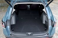 後席は座面のチップアップ等はできないが、背もたれは60：40分割で前に倒せる。