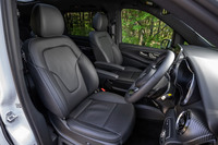 最新の「Vクラス」では本革シートが全車に標準装備される。フロントシートはヒーター付きの電動となるが、ベンチレーション機能は2列目シートのみの装備（オプション）となる。