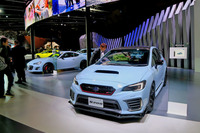 「S208」（右）と「BRZ STI Sport」（左奥）。