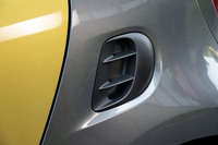 左のリアフェンダー付近にはエアインテークが備わる。「トゥインゴ」では「GT」のみの特別装備だが、実はスマートでは、全車に標準装備となっている。