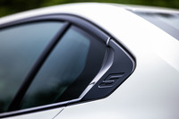 「Mスポーツ」グレードではウィンドウエリアのモール類がブラックで統一される。後端の「ホフマイスターキンク」の部分に「5」のロゴが刻まれるのは、新型「5シリーズ」全車に共通する意匠。