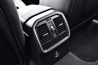 センターコンソールの後端。後席用のエアコン吹き出し口やUSBソケットが設けられている。