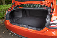 トランクルームには9.5インチゴルフバッグを4つ積載可能。床下の仕様はパワープラントの種類によって異なり、2リッターターボ車の場合はラゲッジトレイ付きの収納スペースが設けられている。