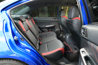 インテリアにおける「WRX STI」の特徴である赤いアクセントは、リアシートにも。
    