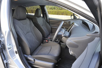 「E」グレードのシート表皮はごくベーシックなファブリックとなる。