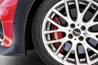 フロントには、「John Cooper Works」エンブレムの付いた、真っ赤なブレーキキャリパーが標準で与えられる。