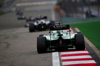 中国GPではチェッカードフラッグが予定の1周前に振られるという珍事が発生。規定により、フラッグが振られた1周前の、54周時点での順位がレース結果となり、ゴールが言い渡された直前に17位にポジションを上げたケータハムの小林可夢偉は18位に転落するという不運に見舞われてしまった。（Photo=Caterham）
    