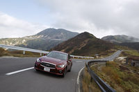 「スカイライン」の車名の由来となった、白根山と横手山をつなぐワインディングを走る「200GT-t」。
    