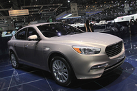 2011年のジュネーブショーで、ジャンマリオ・ロシニョーロ氏率いる新生デ・トマゾが展示したクロスオーバーの「ドーヴィル」。